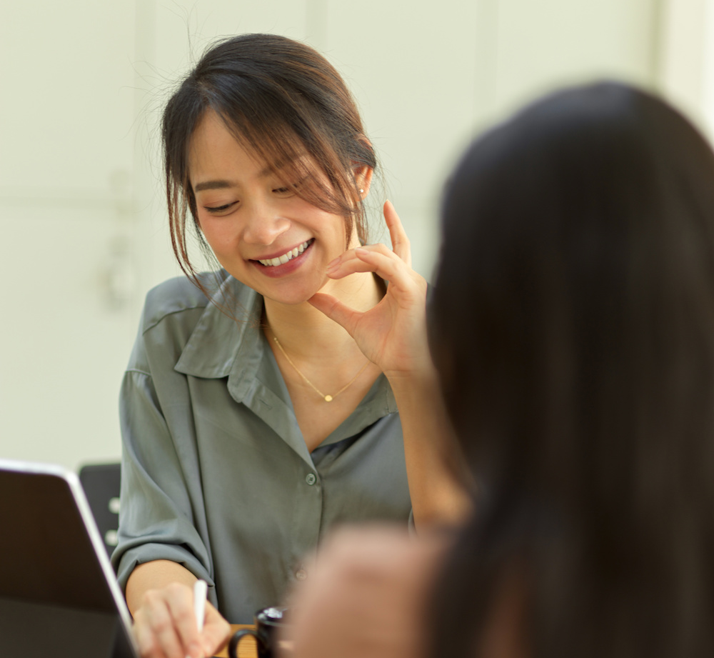 Students consulting another student